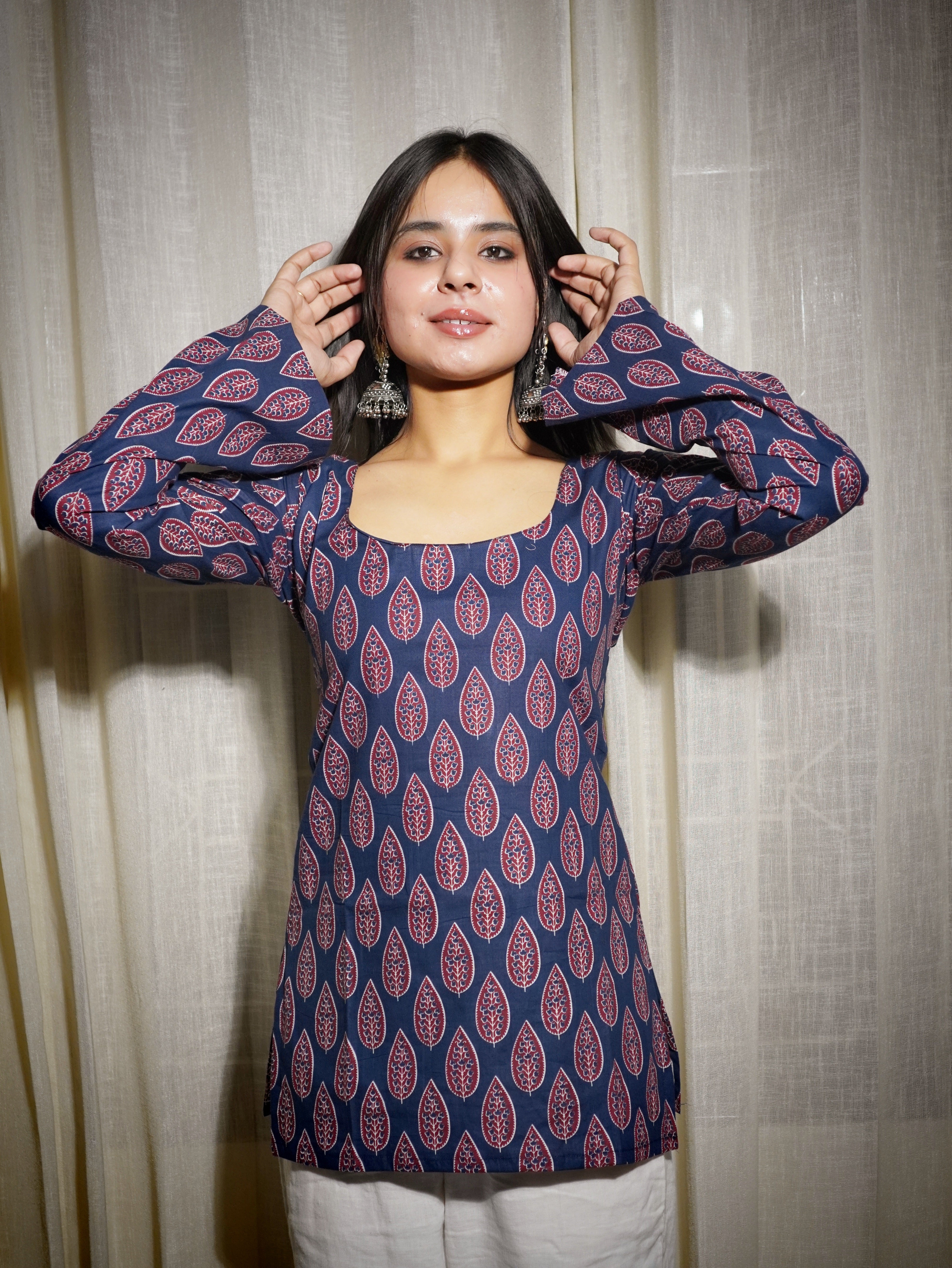 AVIRA DEEP BACK BELL SLEEVED KURTI